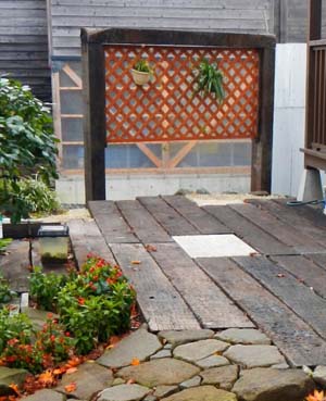 枕木で枠を組んだラティス塀