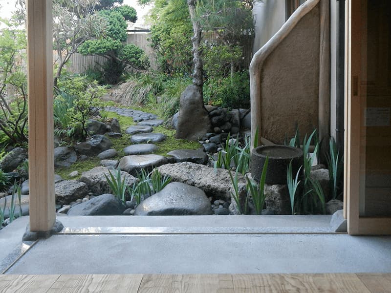 県産材を多用した外露地