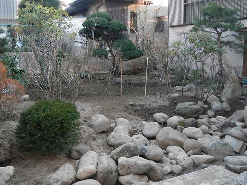 土中から出た石を選別する様子