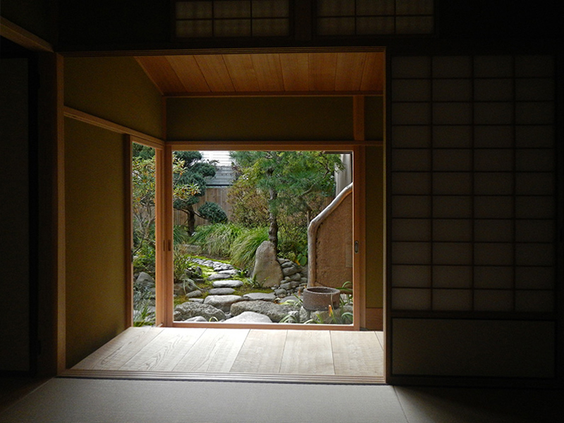 露地口（寄付）から見る外露地の景色