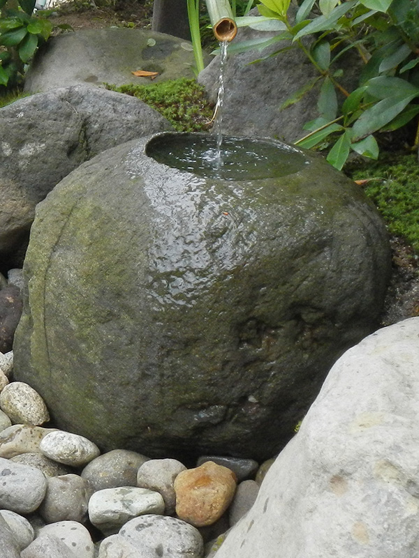 山形県産の原石に水穴を穿った水鉢