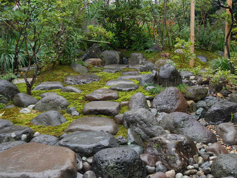 既存の石を使った露地の庭