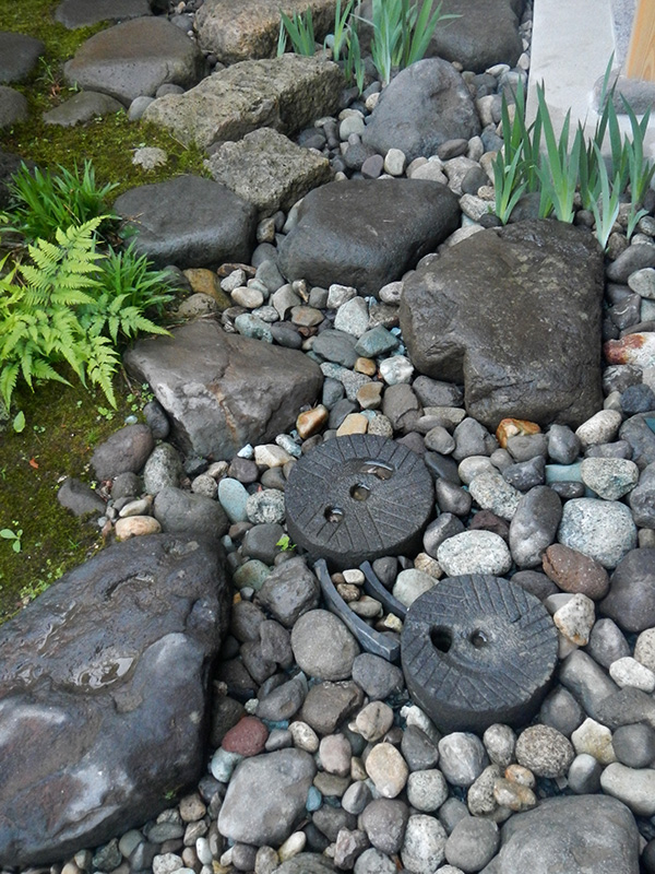 露地口周辺の雨落