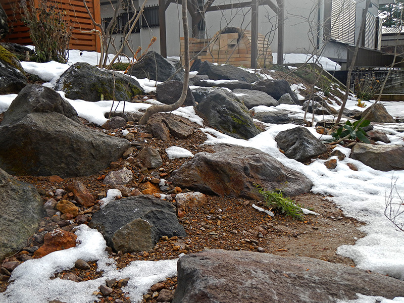 山の雪解けを思わせる庭の景色