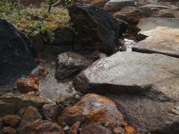 石の間をゆく流れ
