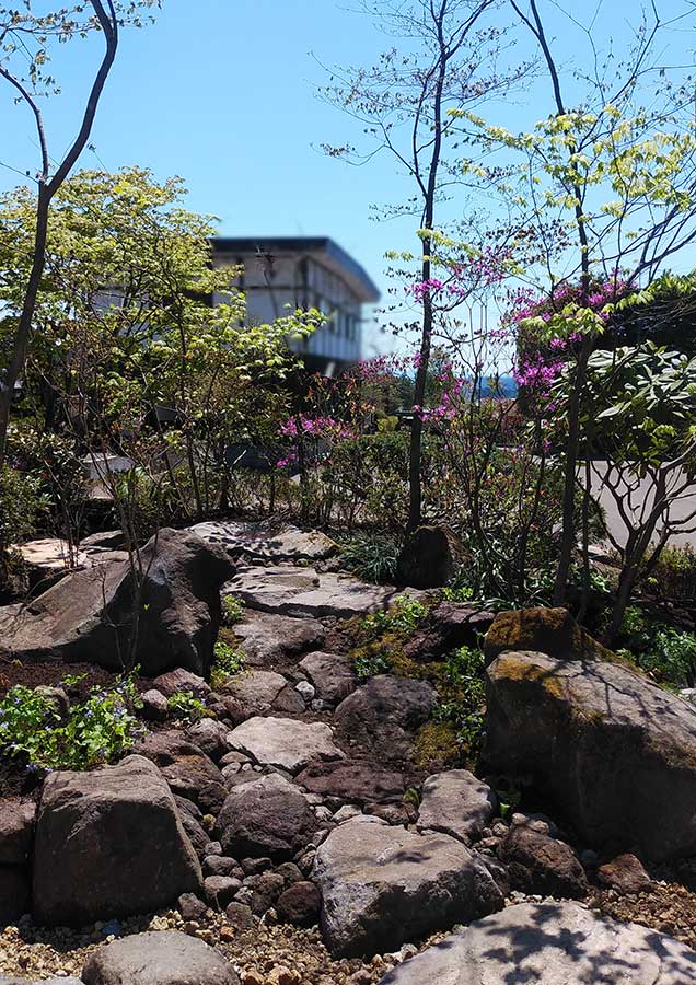 起伏をつくり、紅葉山を登っていく雰囲気に