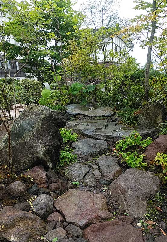 樹を寄せて小さな森を作り、森を集めて山の景色をつくる