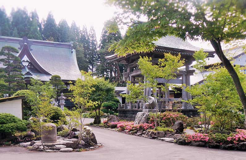 通路を挟んで向かい合う鐘楼と地蔵堂