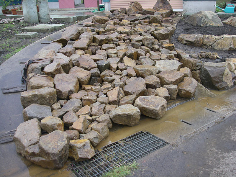 現場に搬入された石を仮に並べたところ