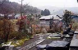 既存の庭に飛石と蹲踞を据え、席入りできるようにしました