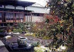 延段から腰掛を見る