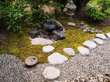 既存の庭に飛石と蹲踞を据え、席入りできるようにしました