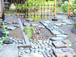 地元の石で畳んだ寄付からの伝い