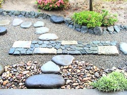既存の切石と地産の石を合わせた腰掛前の延段