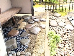 足の運びをわかりやすくした腰掛前の伝い