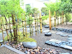 迎付を待つ腰掛から中門を見る
