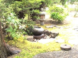 県内産の石を使った蹲踞