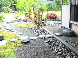 にじり口までの飛石