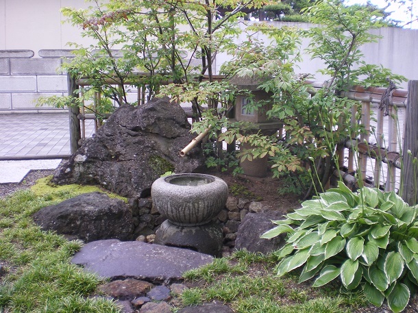 鉄鉢型水鉢を使った裏千家組の蹲踞