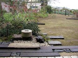 県内産の石を使った蹲踞